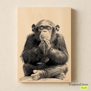 Op de afbeelding: Zwart-wit illustratie van een chimpansee in meditatie, handen gevouwen, ogen gesloten, gedrukt op een licht houten paneel. Het kunstwerk heeft gedetailleerde schaduwen en texturen, met de tekst "EngraveLines Studio" rechtsonder.
