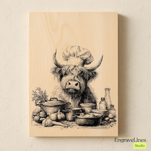 Puede incluir: Tabla de cortar de madera con una ilustración detallada en blanco y negro de una vaca de las Tierras Altas con un gorro de chef. La vaca está rodeada de ollas, verduras y especias. El logotipo de EngraveLines Studio está en la esquina inferior derecha.
