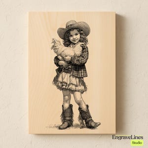 Puede incluir: Panel de madera en tonos sepia con una ilustración vintage de una niña con sombrero y botas de vaquero, sosteniendo una gallina. Lleva una chaqueta a cuadros y una falda con flecos. La obra es una encantadora representación de la vida rural.