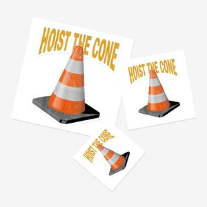 Peut inclure: Trois autocollants avec un motif de c&ocirc;ne de signalisation. Les c&ocirc;nes sont orange et blancs ray&eacute;s, avec une base noire. Le texte "HOIST THE CONE" est imprim&eacute; au-dessus du c&ocirc;ne en or vieilli.