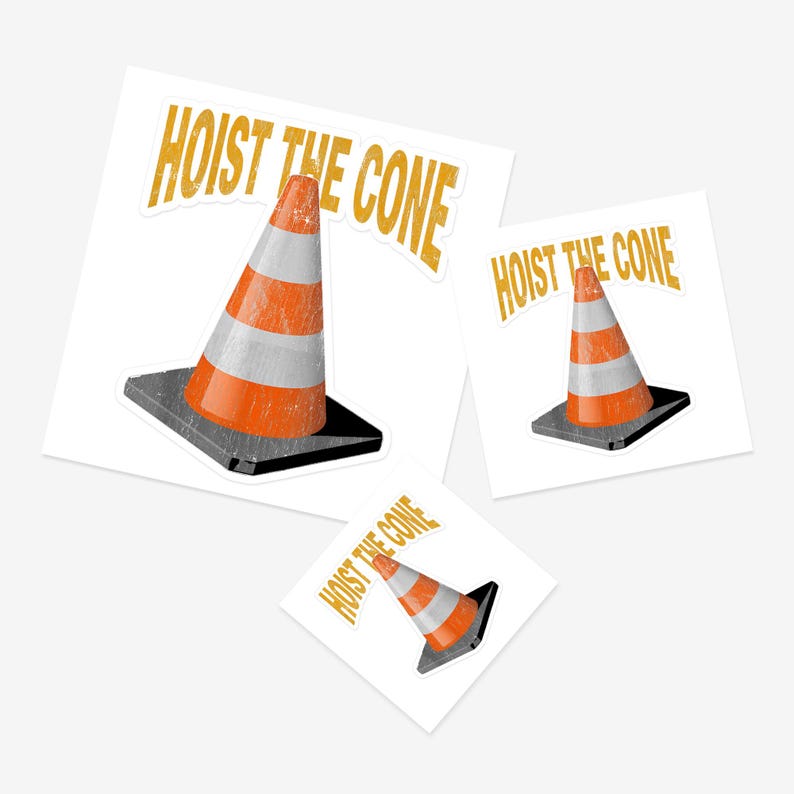 Peut inclure: Trois autocollants avec un motif de c&ocirc;ne de signalisation. Les c&ocirc;nes sont orange et blancs ray&eacute;s, avec une base noire. Le texte "HOIST THE CONE" est imprim&eacute; au-dessus du c&ocirc;ne en or vieilli.