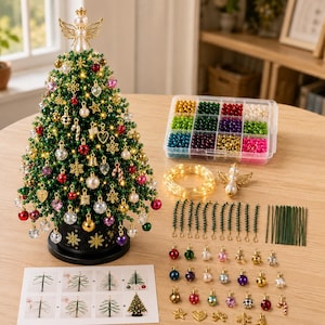 Peut inclure: Un kit de sapin de Noël DIY comprenant un sapin en perles vertes avec une figurine d'ange dorée au sommet, une boîte de rangement transparente remplie de perles colorées, une guirlande lumineuse LED, des breloques dorées et une notice explicative.