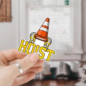 以下が含まれることがあります： 白のセラミックマグカップ。黒いハンドルと「But First, Coffee」の手書き風の文字。マグカップは白い表面に置かれています。マグカップの高さは約10cmです。
