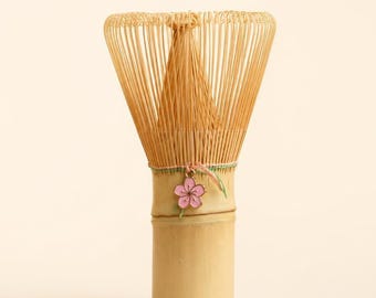 Bambus Matcha Schneebesen mit Kirschblüten Charm – japanischer Chasen Aufschäumer