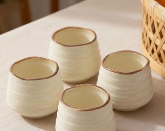 Set med 4 keramiska koppar | Krämfärgade handtagslösa matcha-tekoppar