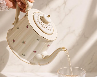 Ceramiczny czajniczek w stylu vintage z kwiatowym wzorem i złotymi wykończeniami – ręcznie malowany czajniczek w stylu rustykalnym