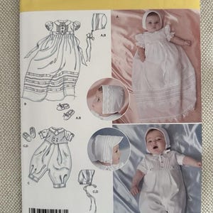 Op de afbeelding: Simplicity patroon 2457 voor babykleding, inclusief een jurk, romper en muts. Het patroon bevat gedetailleerde illustraties en de maten XXS, XS, S en M. De afbeelding toont een afgewerkte jurk en romper op een baby.
