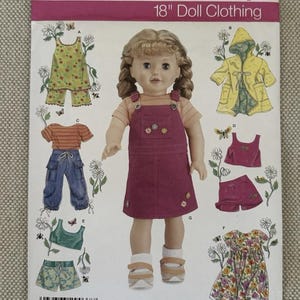 Puede incluir: Patrón de costura Simplicity para ropa de muñeca de 45,7 cm. El patrón incluye una muñeca con un vestido con peto burdeos con detalles florales. Otras opciones incluyen un impermeable amarillo, pantalones cortos y un vestido floral. Número de patrón 4654.