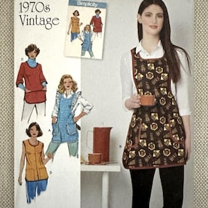 Puede incluir: Patrón de costura Simplicity 8152, con un diseño de delantal vintage de los años 70. El patrón incluye varios estilos de delantales, con una mujer como modelo. El paquete muestra información de tallas y el logotipo de Simplicity.