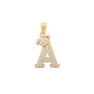 Könnte beinhalten: Goldfarbener Anhänger in Form des Buchstabens "A", besetzt mit kleinen, klaren Edelsteinen. Ein Kronen-Design sitzt auf dem Buchstaben. Der Anhänger hat eine Schlaufe für eine Kette.