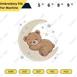 Puede incluir: Archivo de bordado para máquina con un oso de peluche durmiendo en una luna creciente, rodeado de estrellas. El diseño es en tonos marrones, beige y azules. Tamaños disponibles: 12.7 cm, 15.2 cm, 20.3 cm y 22.9 cm.