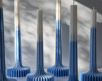 Vela Butterfly Pea Latte, color azul cielo degradado, decoración de pilar a rayas vertida a mano por pėtya.