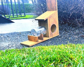 Handgemaakte houten eekhoornvoederbak met pot | Voederbak voor wilde dieren in de achtertuin