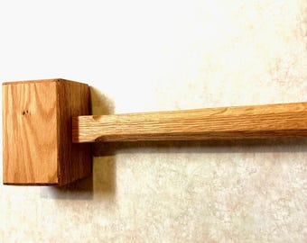 Handgemaakte massief eiken houten hamer – zwaar gereedschap voor houtbewerking