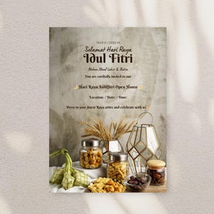 Op de afbeelding: Een uitnodigingskaart voor Hari Raya Aidilfitri Open House. De kaart bevat tekst in een gestileerd lettertype, samen met decoratieve elementen zoals potten met koekjes, dadels en een geometrische lantaarn. Het thema van de kaart is feestelijk en feestelijk.