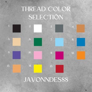 K&ouml;nnte beinhalten: Eine Farbkarte mit der Aufschrift "THREAD COLOR SELECTION" mit 15 nummerierten Farbfeldern. Zu den Farben geh&ouml;ren Schwarz, Wei&szlig;, Grau, Beige, Gr&uuml;n, Hellblau, Dunkelblau, Lila, Rosa, Magenta, Orange, Gelb und Rot. Der Text "JAVONNDES88" befindet sich unten.
