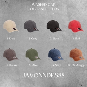 K&ouml;nnte beinhalten: Acht ausgewaschene Baseballkappen in verschiedenen Farben: Khaki, Grau, Schwarz, Rot, Braun, Olive, Marine und TX Orange. Jede Kappe hat einen kleinen rechteckigen Aufn&auml;her. Der Text auf dem Bild lautet "WASHED CAP COLOR SELECTION" und "JAVONNDES88".