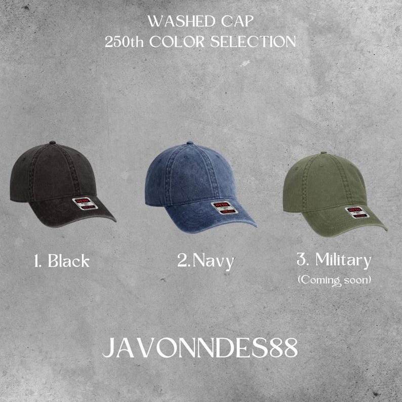 Puede incluir: Tres gorras de b&eacute;isbol de algod&oacute;n lavado en negro, azul marino y verde militar. Cada gorra tiene una visera curva y un peque&ntilde;o parche rectangular. El texto de la imagen dice "WASHED CAP 250th COLOR SELECTION" y "JAVONNDES88".