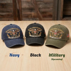 Puede incluir: Tres gorras de b&eacute;isbol en azul marino, negro y verde militar. Cada gorra presenta un dise&ntilde;o bordado con un &aacute;guila, el texto "UNITED STATES OF AMERICA" y "1776-2026 250th ANNIVERSARY". Los colores de las gorras est&aacute;n etiquetados abajo.