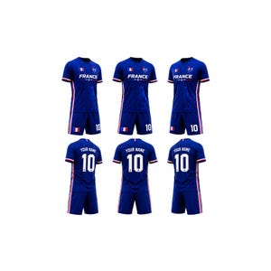 Pu&ograve; includere: Sei divise da calcio blu con dettagli bianchi e rossi. Ogni maglia ha la scritta "FRANCE" sul petto e il numero "10" sui pantaloncini. Il retro delle maglie presenta "YOUR NAME" e il numero "10".