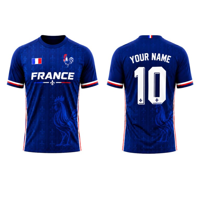 Pu&ograve; includere: Una maglia da calcio blu con la scritta "FRANCE" e un'emblema di gallo sul davanti. La maglia presenta anche la bandiera francese e il numero "10" sul retro, con la possibilit&agrave; di aggiungere un nome. Accenti rossi e bianchi sulle maniche.