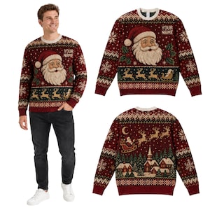 Könnte beinhalten: Ein bordeauxroter Langarm-Pullover mit Rundhalsausschnitt und Strickmuster aus Weihnachtsmann, Rentieren und Schneeflocken. Auf der Vorderseite steht der Text "YOUR NAME" über dem Weihnachtsmann. Die Rückseite zeigt ein winterliches Dorf mit Schlitten.