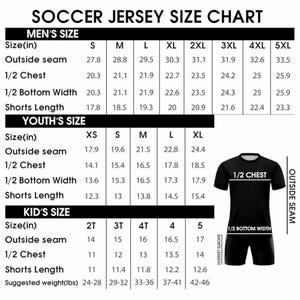Pu&ograve; includere: Tabella delle taglie delle maglie da calcio con misure in pollici per uomo, ragazzo e bambino. Include cucitura esterna, 1/2 petto, 1/2 larghezza inferiore e lunghezza pantaloncini. Mostra anche il peso suggerito in libbre per bambini.