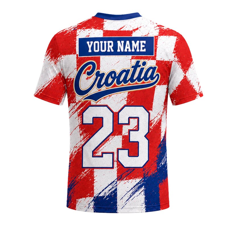 Pu&ograve; includere: Una maglia da calcio della Croazia a maniche corte, con un motivo a scacchi rosso, bianco e blu. La maglia presenta la scritta "Croazia" in blu, il numero "23" in bianco e uno spazio per un nome personalizzato.