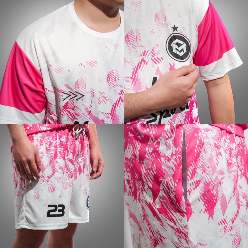 Pu&ograve; includere: Completo maglia e pantaloncini sportivi bianchi e rosa. La maglia ha maniche e dettagli rosa, con un logo circolare e la scritta "Sport" visibile. I pantaloncini hanno il numero 23. Il completo presenta un design a spruzzo.