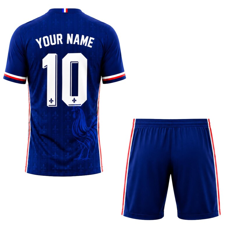 Pu&ograve; includere: Un completo da calcio blu composto da maglia e pantaloncini. La maglia presenta il numero 10 in bianco, con la scritta "YOUR NAME" sopra. Accenti rossi e bianchi adornano le maniche e il colletto. I pantaloncini sono blu con strisce rosse e bianche sui lati.