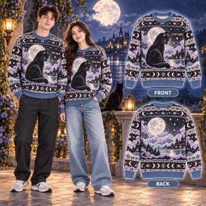 Puede incluir: Un suéter de manga larga con cuello redondo que presenta un gato negro sentado frente a una luna llena, la silueta de un castillo y un cielo estrellado. El diseño incluye un área de texto personalizable con la etiqueta YOUR NAME.