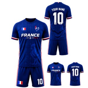 Pu&ograve; includere: Un completo da calcio blu composto da maglia e pantaloncini. La maglia presenta la scritta "FRANCE", un gallo e la bandiera francese. Il numero "10" &egrave; sui pantaloncini e sul retro della maglia. Le parole "YOUR NAME" sono sopra il numero sul retro.