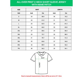 Pu&ograve; includere: Un grafico bianco con misure delle taglie per una maglia a maniche corte con scollo a V e patch con nome. Il grafico include misure di busto e lunghezza in pollici e centimetri, dalla taglia S alla 7XL.