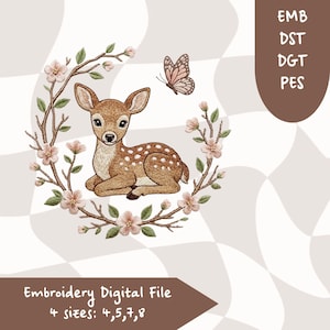 Puede incluir: Un archivo digital de bordado que presenta un cervatillo con manchas blancas, acostado, rodeado por una corona floral y una mariposa. El archivo incluye cuatro tamaños: 4, 5, 7 y 8. El texto en la imagen dice "Embroidery Digital File".