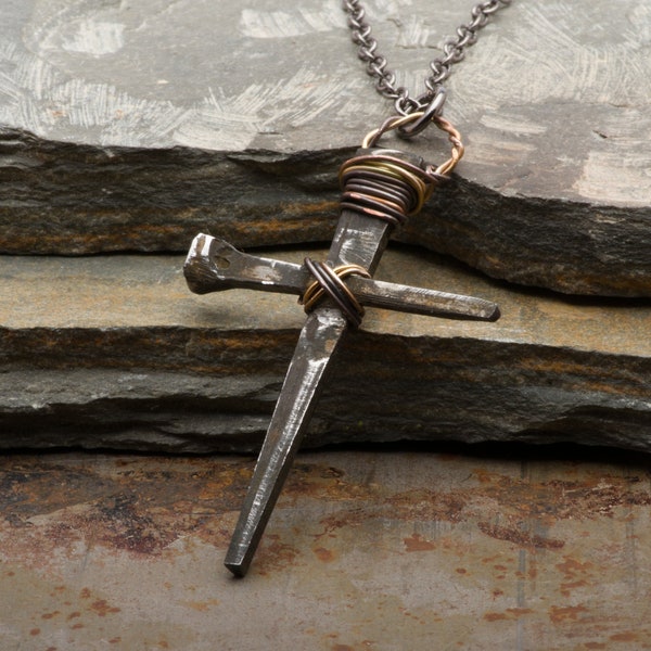 Collier croix pour homme, pendentif clous rouillés, bijoux chrétiens faits main médiévaux rustiques, cadeau pour lui