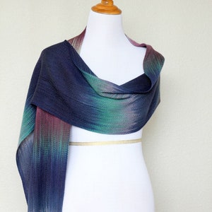Gewebter Schal, Pashmina Schal in lila, marine und grün Farben, Geschenk für sie, Geschenk für ihn, langer Schal mit Fransen