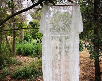 Szept wiatru haftowany koronką, kardigan z koronki boho, szlafrok ślubny z koronki, koronkowy prochowiec, kimono ślubne z koronki