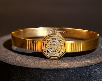 Pulsera espiritual con Kada Sri Yantra grabado y bañada en oro