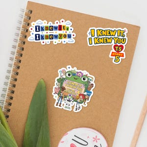 Puede incluir: Tres pegatinas troqueladas con personajes de Toy Story y texto. Una pegatina dice "I knew it, I knew you" en letras de bloque. Otra dice "I knew it, I knew you TS Story 5". La tercera muestra personajes alrededor de una rana que sostiene un cartel con "I knew it I knew you we're turning 5".