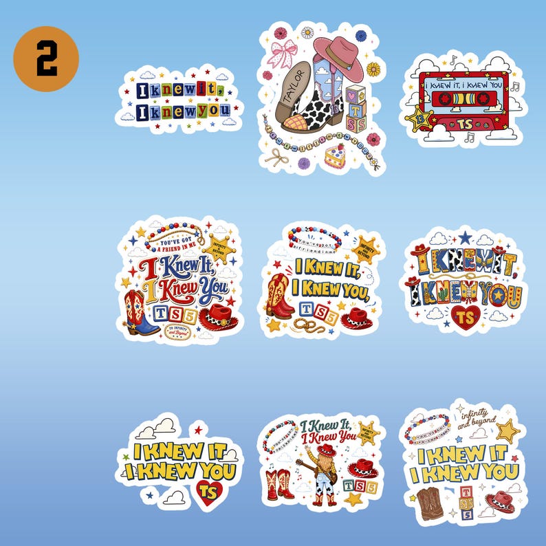Puede incluir: Una colecci&oacute;n de nueve pegatinas coloridas con varias ilustraciones que incluyen botas de vaquero, sombreros, cintas de casete y texto que dice I KNEW IT, I KNEW YOU, TS y TAYLOR. Los dise&ntilde;os incorporan estrellas, nubes y cuentas sobre un fondo azul.