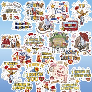Puede incluir: Una colecci&oacute;n de pegatinas troqueladas con diversas ilustraciones que incluyen botas de vaquero, guitarras, casetes y personajes de Toy Story. Los dise&ntilde;os incorporan el texto I KNEW IT, I KNEW YOU y TS, con motivos como estrellas y corazones.