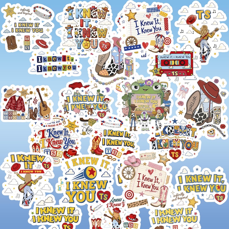 Puede incluir: Una colecci&oacute;n de pegatinas troqueladas con diversas ilustraciones que incluyen botas de vaquero, guitarras, casetes y personajes de Toy Story. Los dise&ntilde;os incorporan el texto I KNEW IT, I KNEW YOU y TS, con motivos como estrellas y corazones.