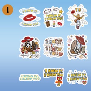 Puede incluir: Una colecci&oacute;n de ocho pegatinas de vinilo con ilustraciones de tem&aacute;tica western, que incluyen sombreros de vaquero, botas, guitarras y bloques de letras. Los dise&ntilde;os incorporan el texto I KNEW IT, I KNEW YOU, TS y STORY 5 entre nubes.