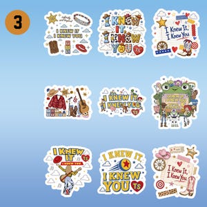 Puede incluir: Una colecci&oacute;n de nueve pegatinas decorativas con diversas ilustraciones inspiradas en la franquicia cinematogr&aacute;fica Toy Story. Cada pegatina incluye gr&aacute;ficos coloridos como botas de vaquero, sombreros, guitarras y el texto repetido I KNEW IT I KNEW YOU.