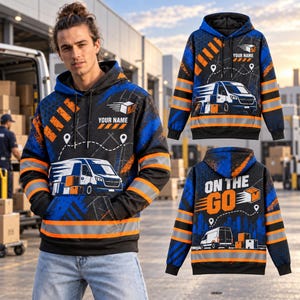 Könnte beinhalten: Ein schwarz-blau-oranger Kapuzenpullover mit einer Lieferwagen-Grafik, einer Routenkarte und dem Text "YOUR NAME" auf der Vorderseite sowie "ON THE GO" und einer Lieferwagen-Abbildung auf der Rückseite, gestaltet mit auffälligen Streifenmustern.