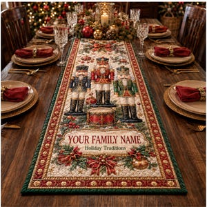 Peut inclure: Un chemin de table rectangulaire en tissu avec un fond matelassé crème, illustré de trois casse-noisettes et d'un tambour. Le texte indique YOUR FAMILY NAME et Holiday Traditions, entouré de nœuds rouges et de feuillage décoratif.
