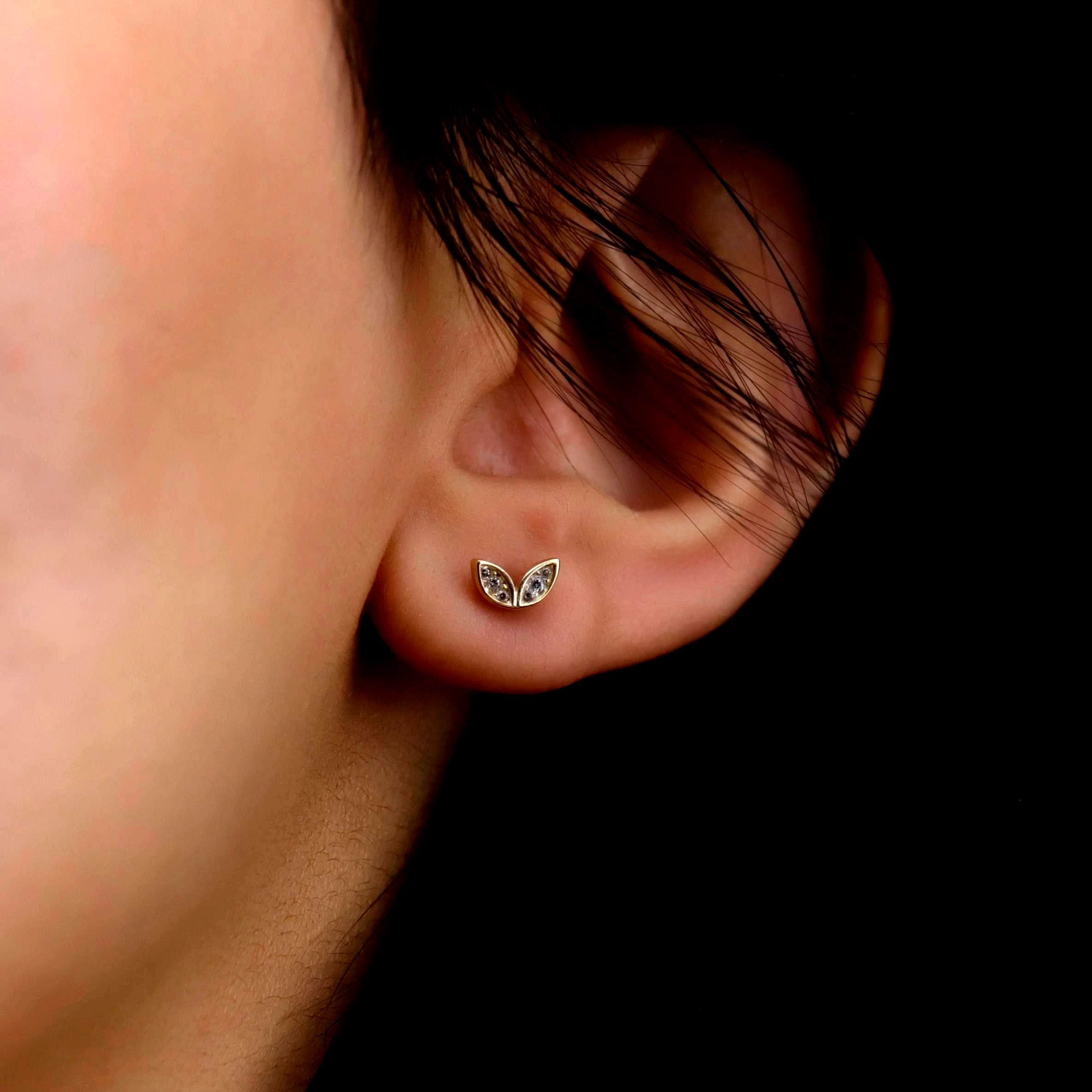 アパルトモン HTC STUDS DESIGN FISH TAIL C Sterling Silver Fish Tail Stud Earrings, Pave Cz Diamond