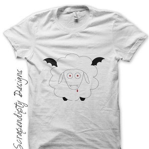 K&ouml;nnte beinhalten: Wei&szlig;es T-Shirt mit einer Schwarzwei&szlig;-Illustration eines Vampir-Schafs mit roten Augen und Z&auml;hnen. Das Schaf hat Fledermausfl&uuml;gel.