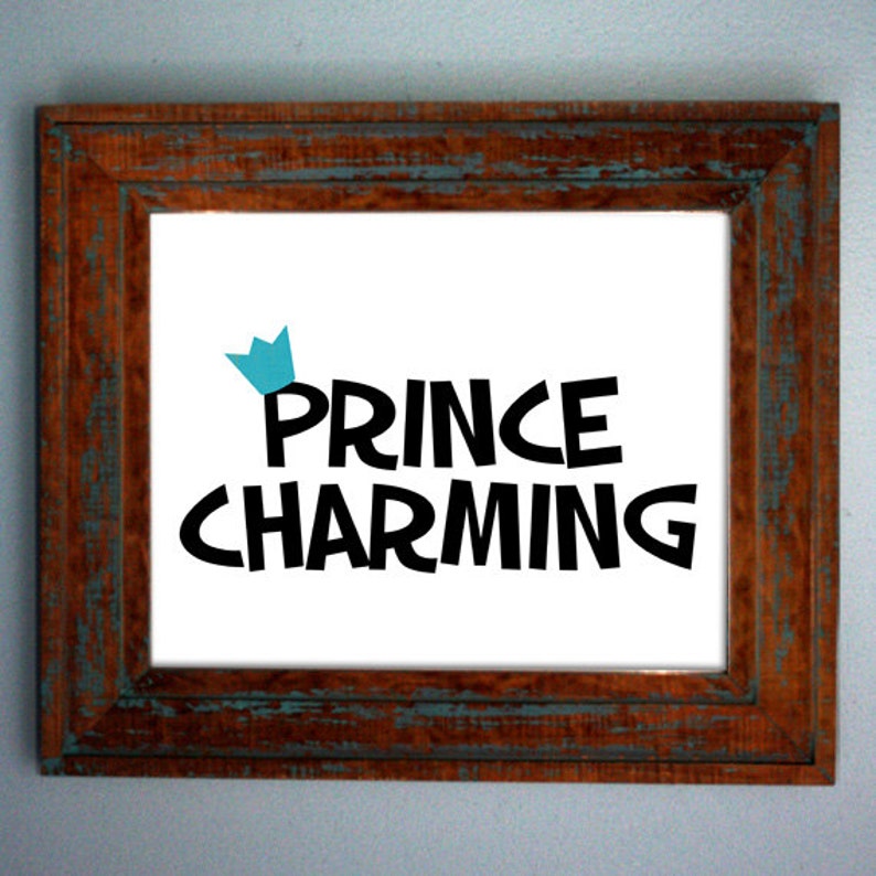 K&ouml;nnte beinhalten: Ein rustikaler Holzrahmen mit wei&szlig;em Hintergrund und dem Text "PRINCE CHARMING" in schwarzen Buchstaben mit einer blauen Krone &uuml;ber dem Wort "PRINCE".