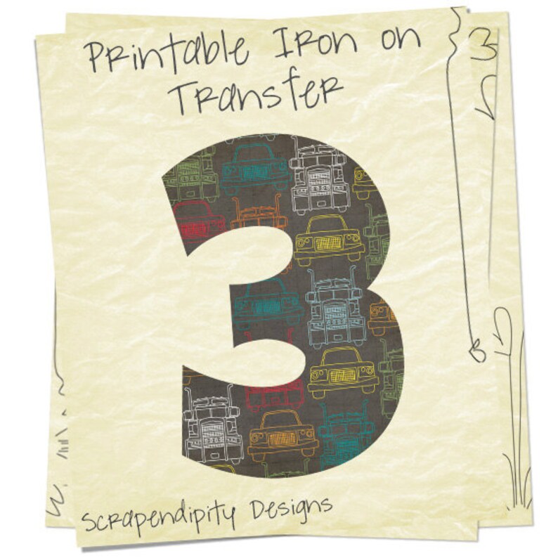 Pu&ograve; includere: Trasferimento da stirare stampabile con il numero 3 con un motivo di camion a pianale colorati su uno sfondo grigio scuro. Il testo "Printable Iron on Transfer" e "Scrapendipity Designs" &egrave; incluso.
